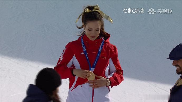 谷爱凌冬奥收官日戴上金牌 🏅️恭喜谷爱凌！在米兰冬奥的最后一天终于圆梦，拿下这