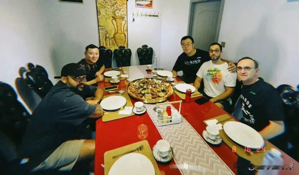 辽宁队的队长韩德君，真正做到了队长的责任和担当！
每当赛季将会开始前，他都会特意