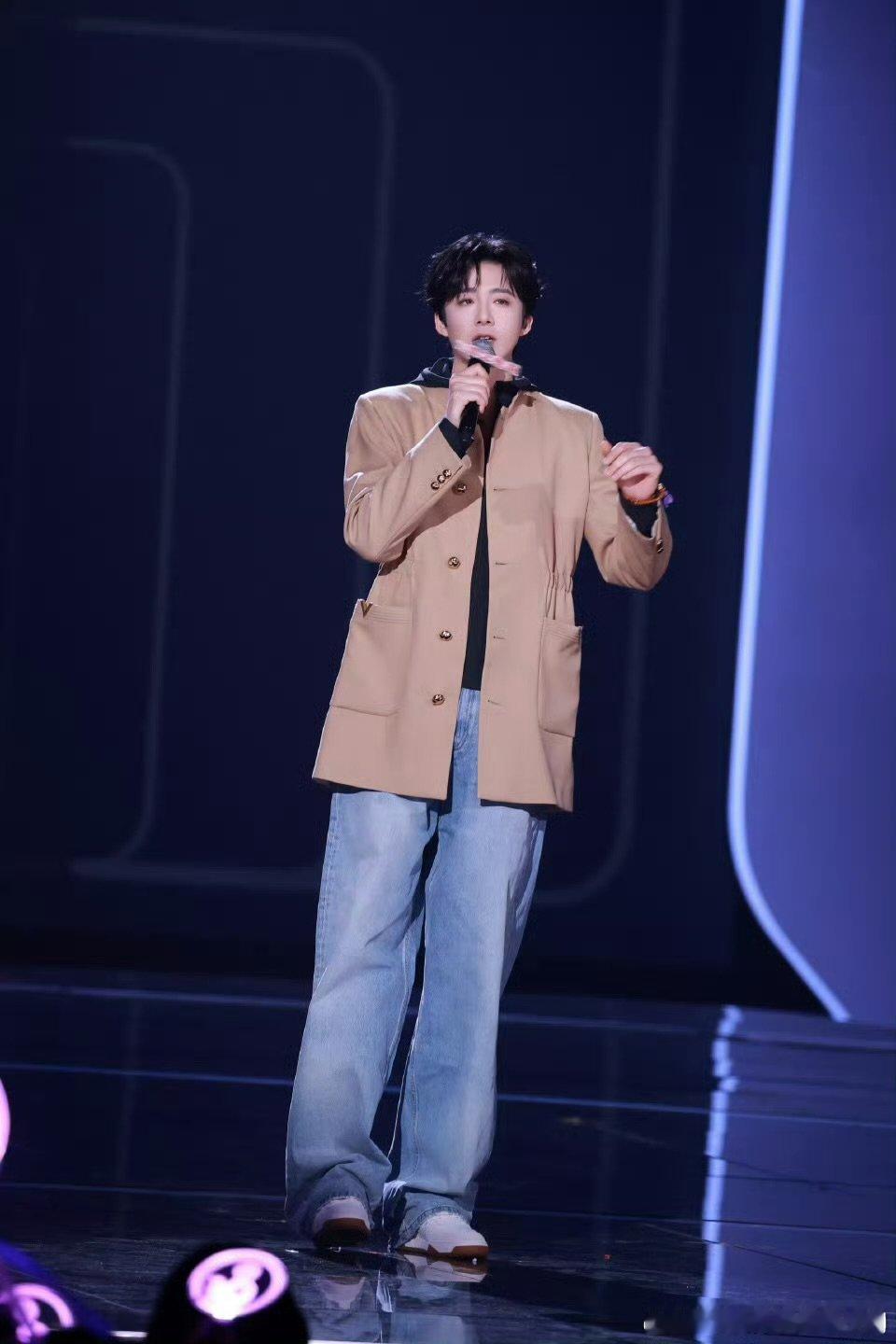 刘宇宁终于闯进主持人赛道了音乐缘计划 跨界主持杀疯了， 穿搭安利超会唠，清唱《把