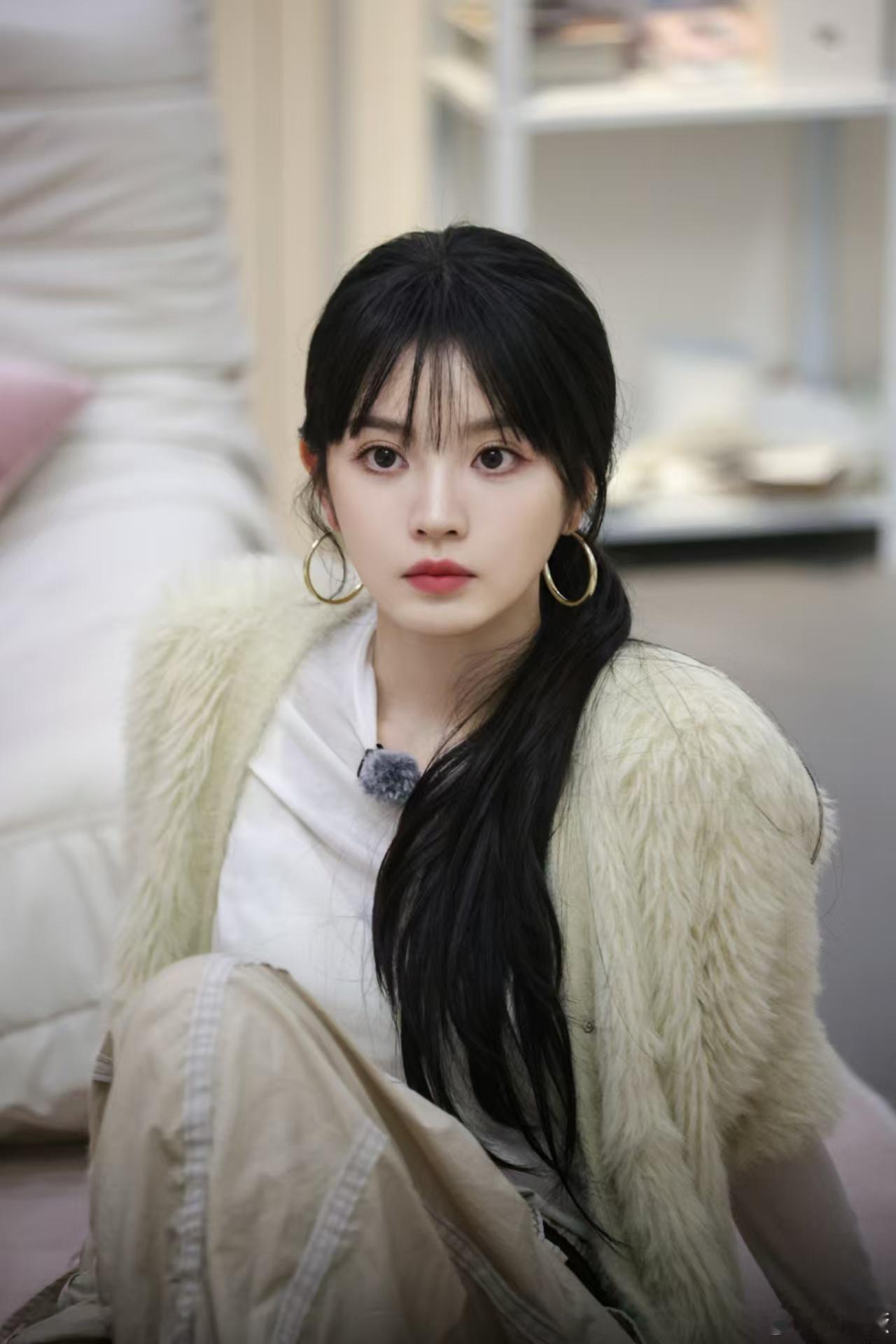田曦薇公司赚钱公司花  田曦薇张艺凡这对姐妹花，不仅工作努力为公司赚钱，还懂得享