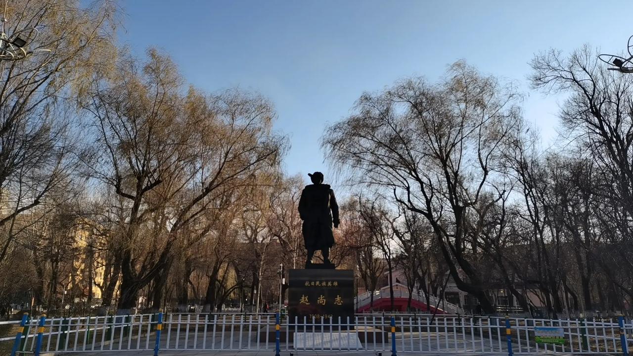 只是一个月光景，香坊够冷了，所有树都光秃秃了，只有赵尚志将军戴狗皮帽子，披羊皮大