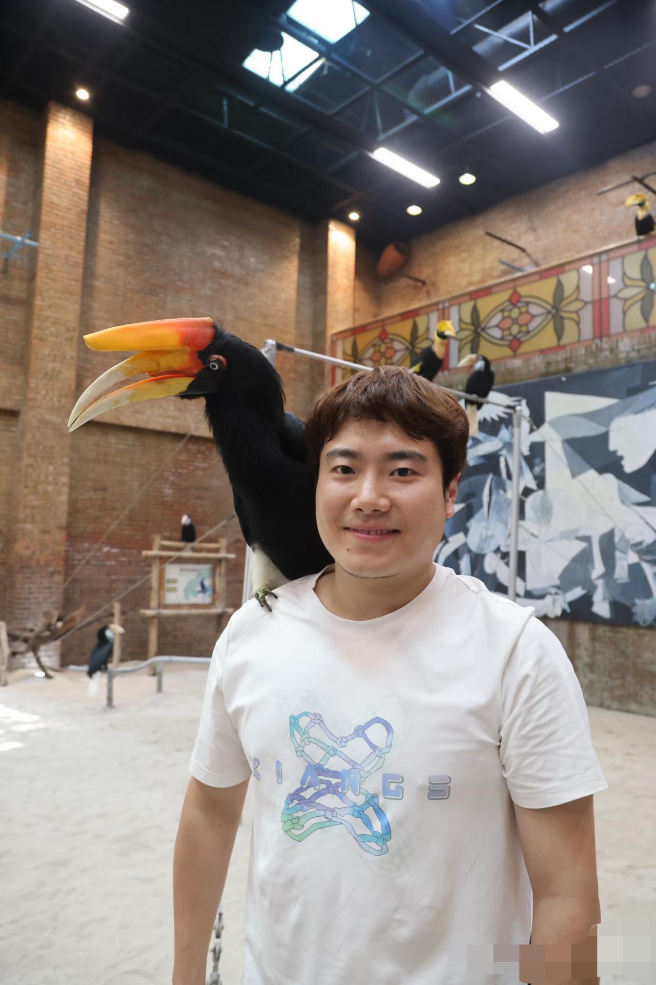 梁靖崑暑假期间带着家人打卡北京野生动物园—与犀鸟合影太开心！
8月22日，北京野