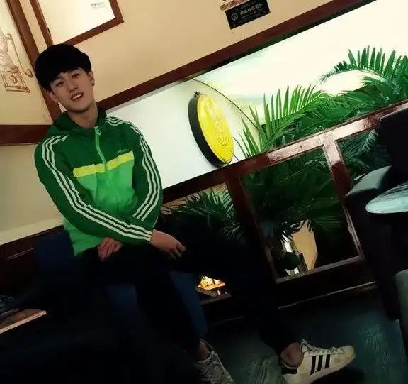 李昀锐被偶遇教路人合影谁能想到，在东湖的傍晚，穿着一身普通卫衣，手里还攥着杯热奶