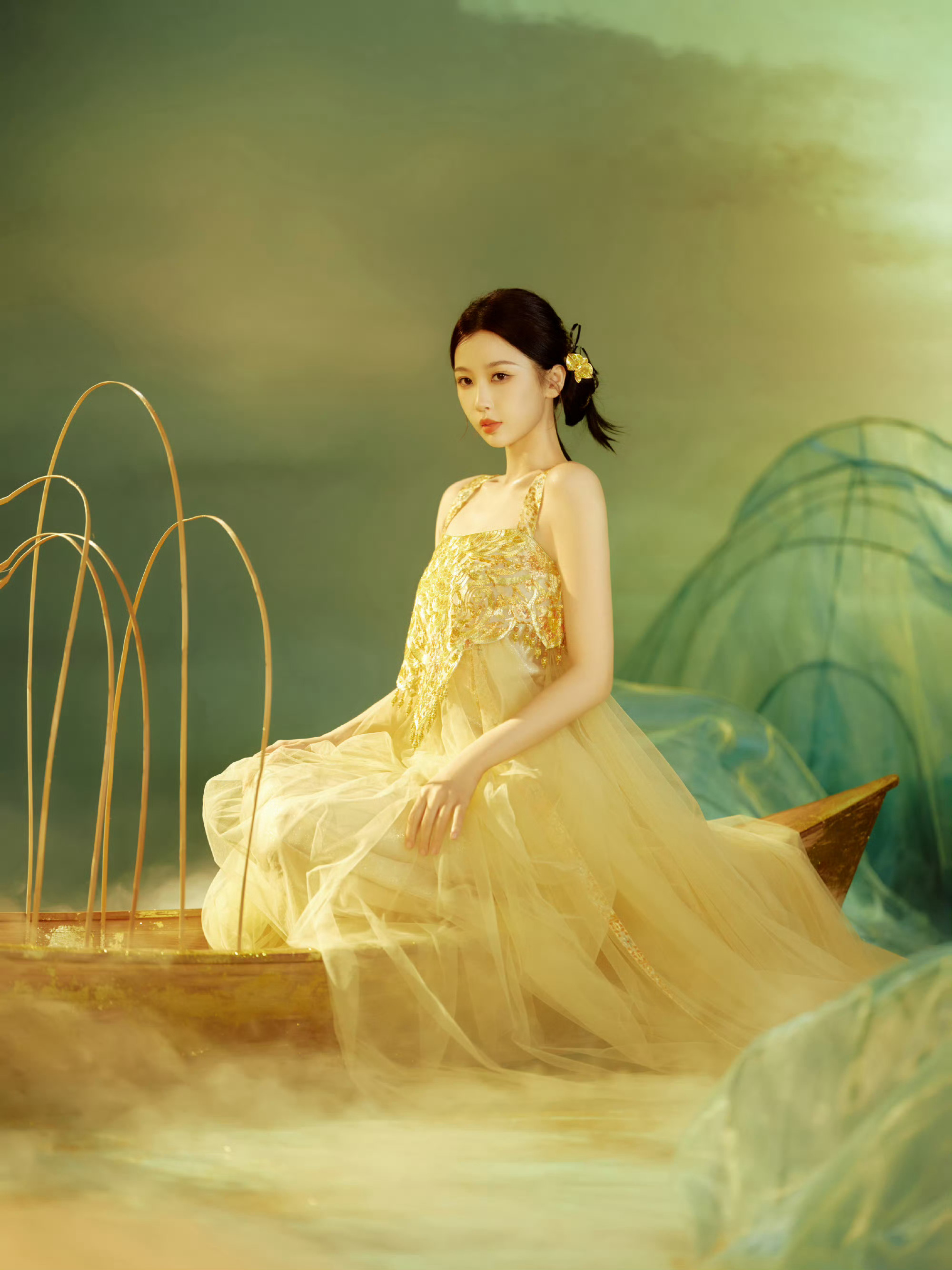 虞书欣REDGALA红毯出图，金光闪闪的油画质感，已经迫不及待要见到欣欣啦！！！