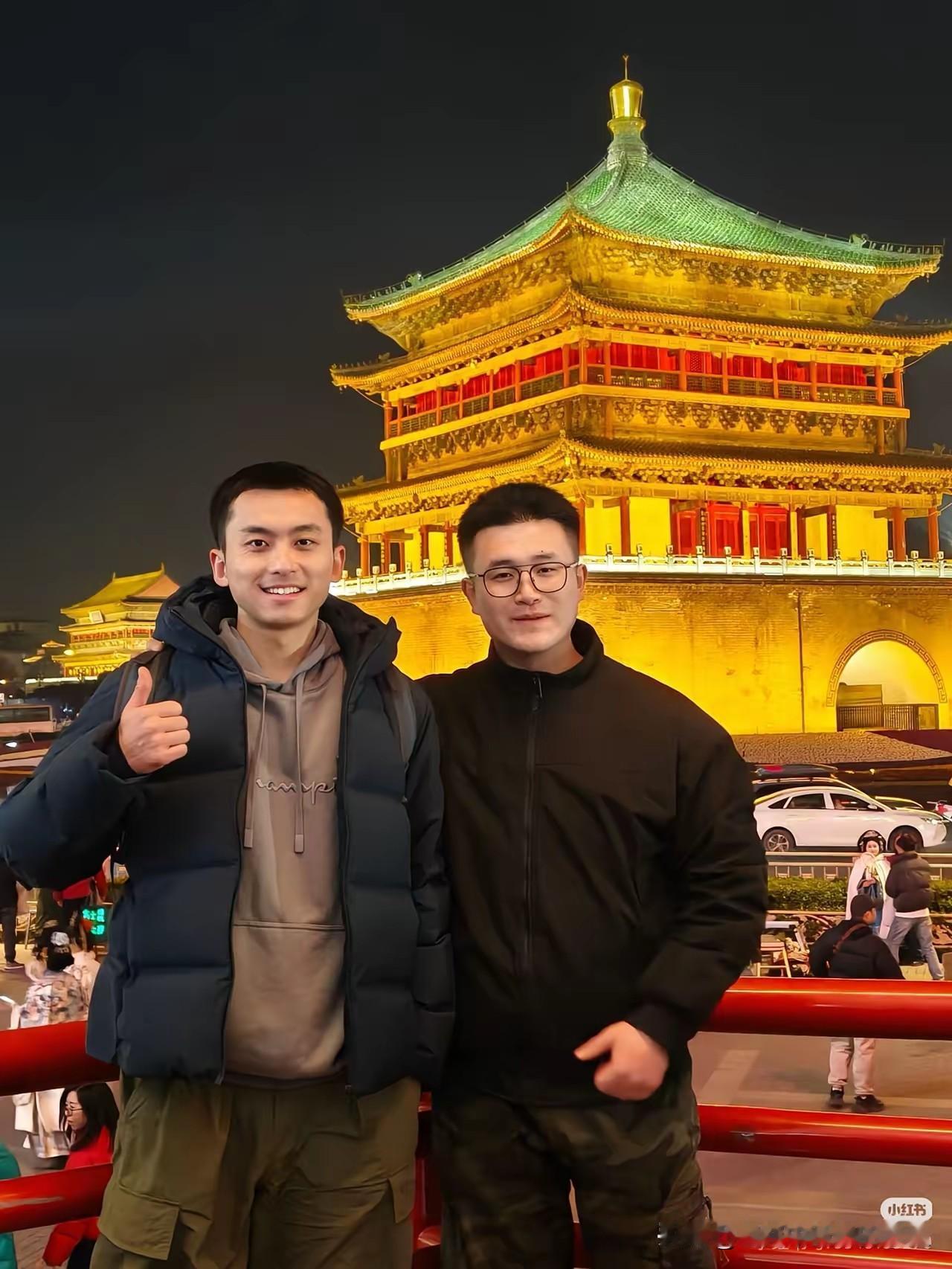 两个男大学生在西安打暑假工，在城东一家物流分拨中心干了整整四十九天。结账那天，老