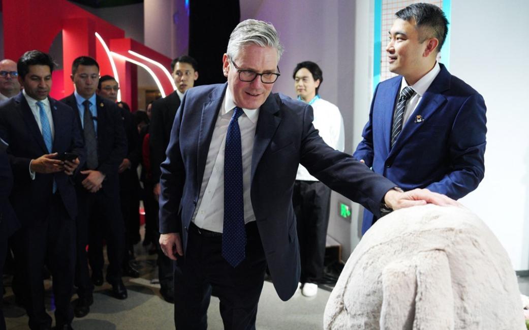 1月30日英国首相参观完豫园后又去逛商场，斯塔默看到什么都很好奇，偶尔还上手体验