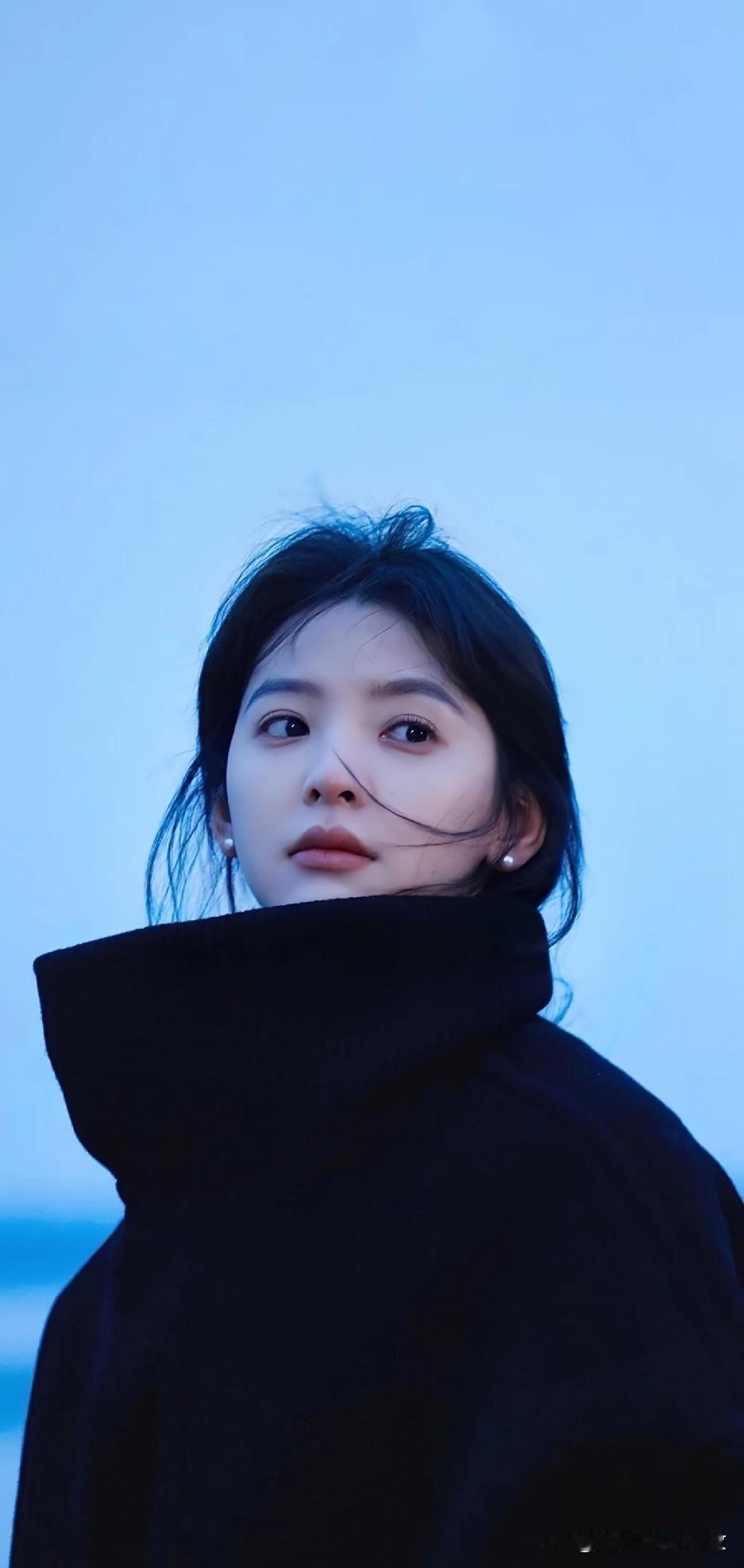 冷风中，黑衣少女，眼神坚定，心怀梦想。黑衣女子 黑衣女郎 黑衣少女自拍 黑衣淑女