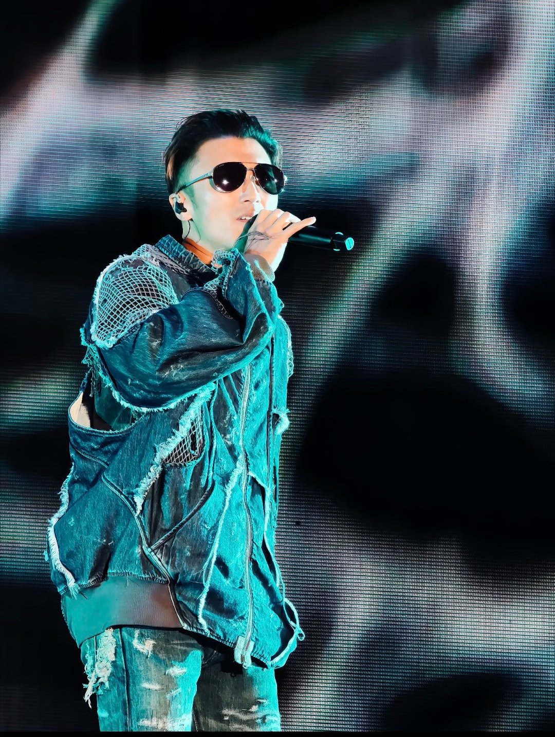 谢霆锋竟然点歌了 他说“点歌”，我们笑了；他唱《点歌》，我们哭了。不是惊喜环节，