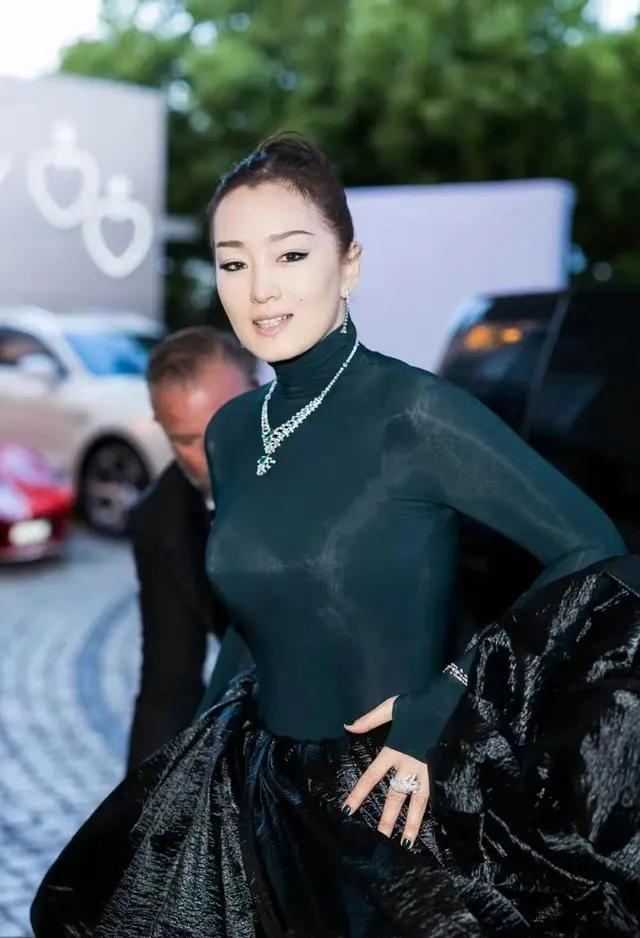 #巩俐和章子怡的差别在哪里?#巩俐和章子怡：两位电影巨星的风采与差异

在华语电