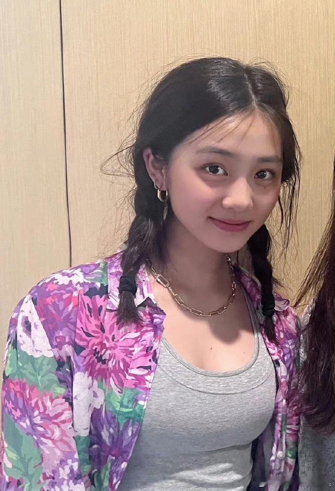 黄多多和狗狗拍照黄多多好漂亮！现在黄磊这一家五口里颜值巅峰是大女儿了