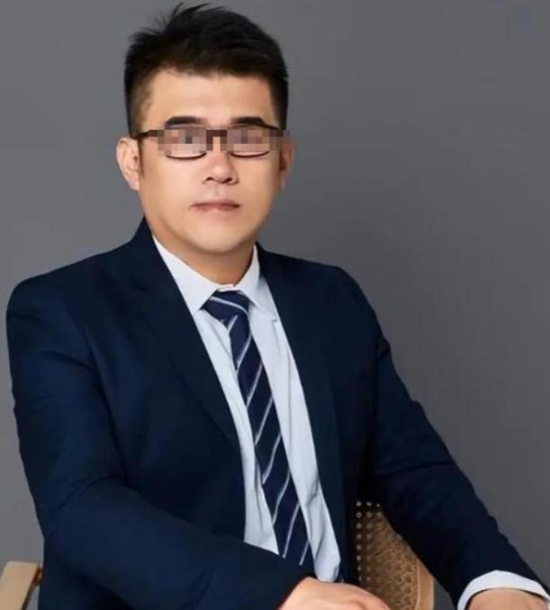 学术圈炸了。三十多个硕士博士，放下自己的学业前途，实名联名，把博导给告了。

一