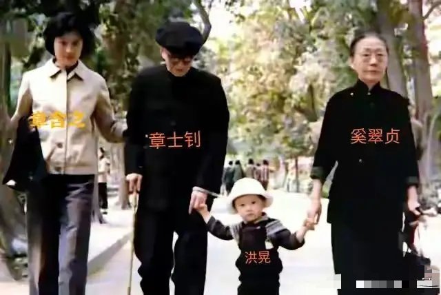 60年代，章含之和养父章士钊夫妇散步，一张温馨合影，父女情深 