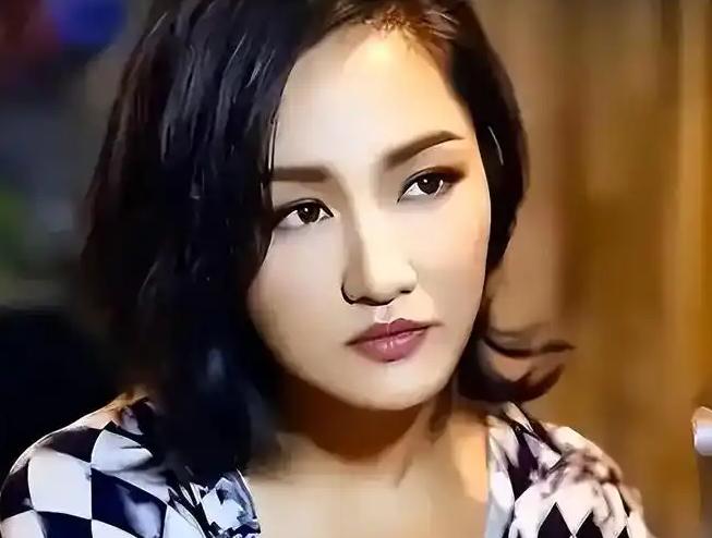 1998年，瞿颖拿出10万元在常德给哥哥买下三居室婚房。同一年，她在北京接广告、
