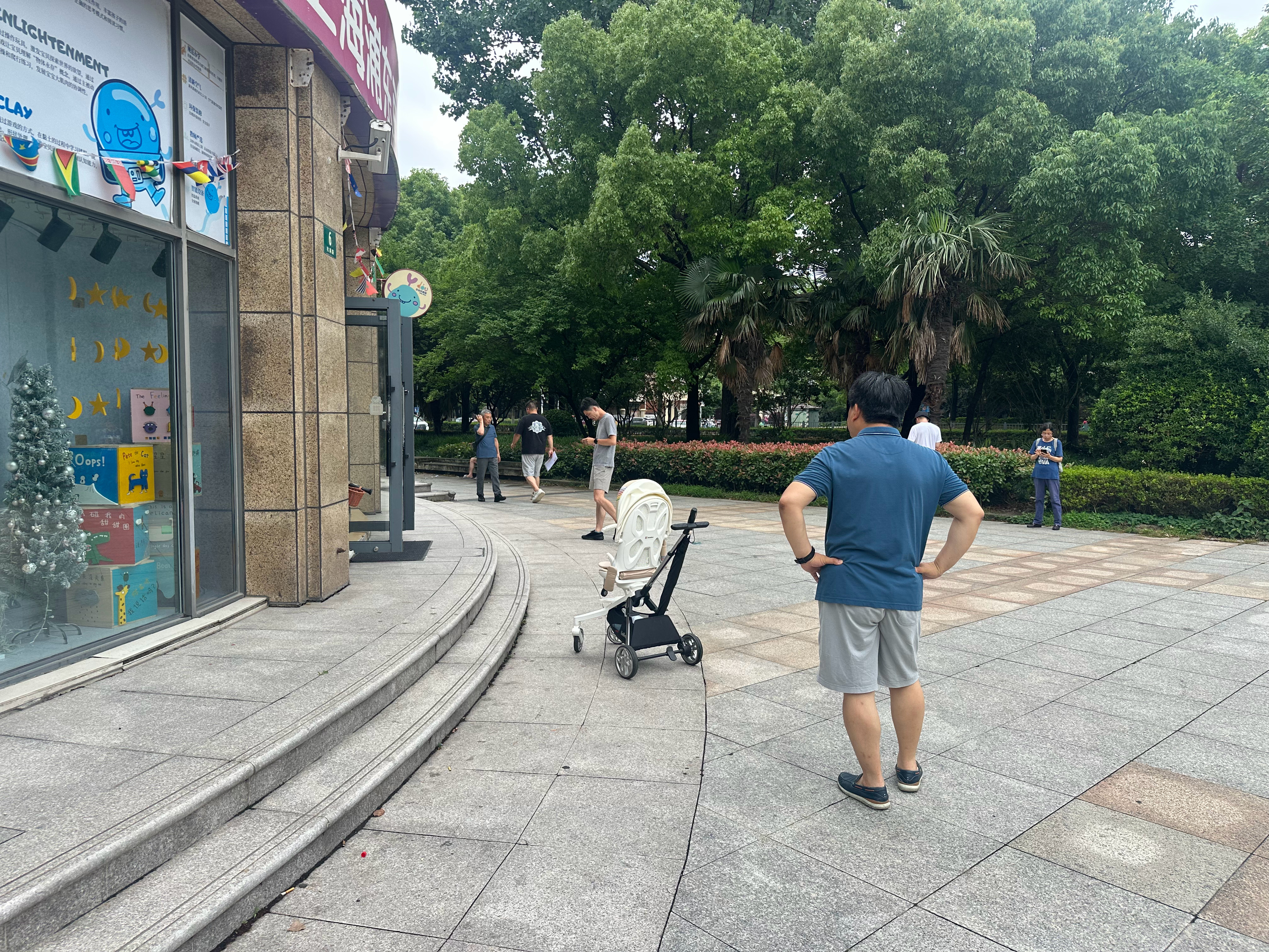 接娃也是个赛道，都在卷谁先到日常分享