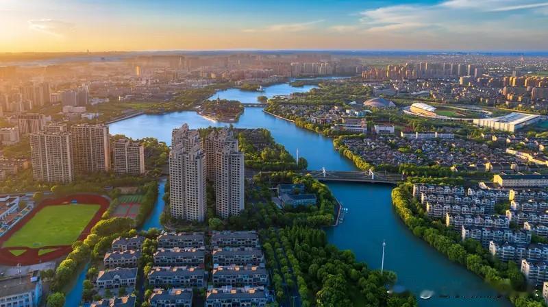 嘉兴房价现在还是在下跌。
从11月3日到11月24日，嘉兴楼市的待售二手房数量从