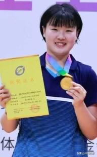 这两天，姜依依一下火了。

这位来自青岛的小嫚，在欧洲八天连夺三冠，顺利入选国乒