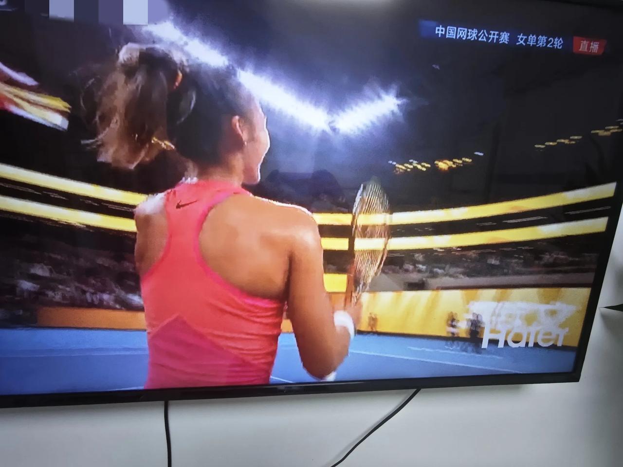 郑钦文兵不血刃，两个6：1，轻松2：0战胜拉希莫娃，取得中网的首胜！