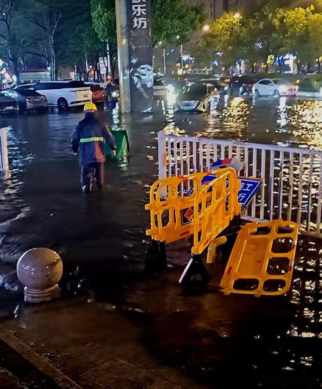 中国大陆福建省泉州市下雨，在泉州不仅要车还要有船