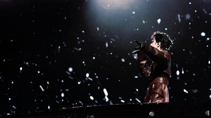 严浩翔六周年发文，属于你的幸福时刻我们有幸见证，期待住这个满分daddy熟男味的