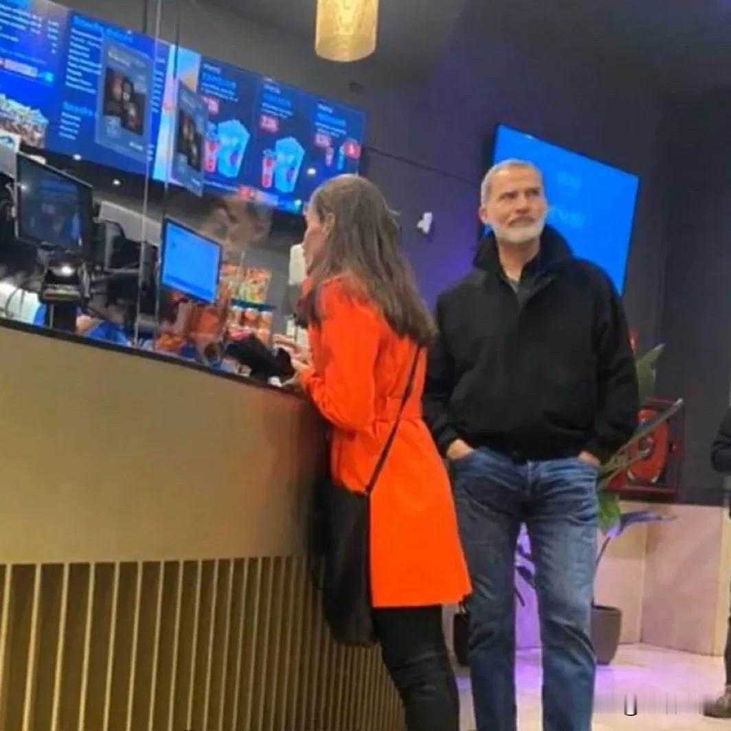 西班牙🇪🇸国王和王后在去看世界杯决赛前，像一对普通夫妻一样晚上跑到电影院买爆