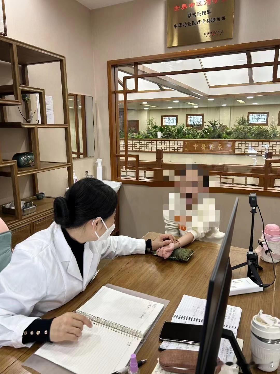 李先生服药十天，复诊反馈 腰酸 心慌 胸闷 入睡困难的症状均有所改善，复诊还带来