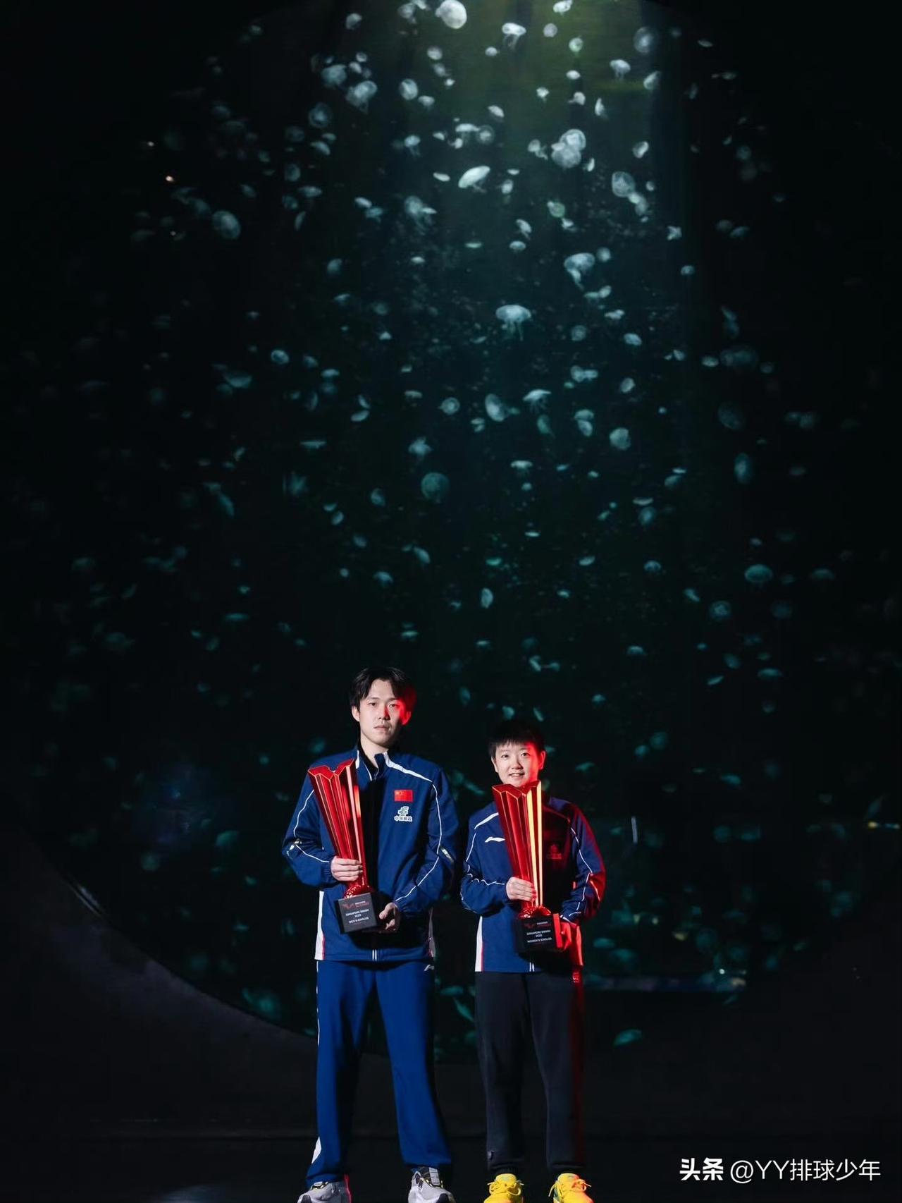 顶峰相见！孙颖莎王楚钦包揽新加坡大满贯单打冠军 冠军宣传照出炉

北京时间3月1