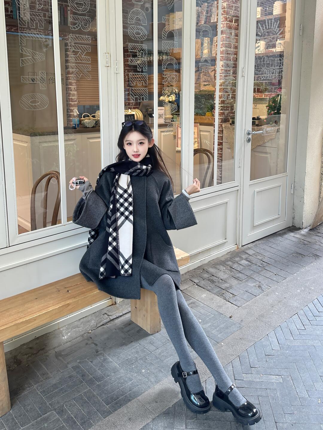 冬日穿搭指南：格子围巾配时尚大衣，搭配灰色丝袜，温柔松弛感直接拉满，完美出街lo
