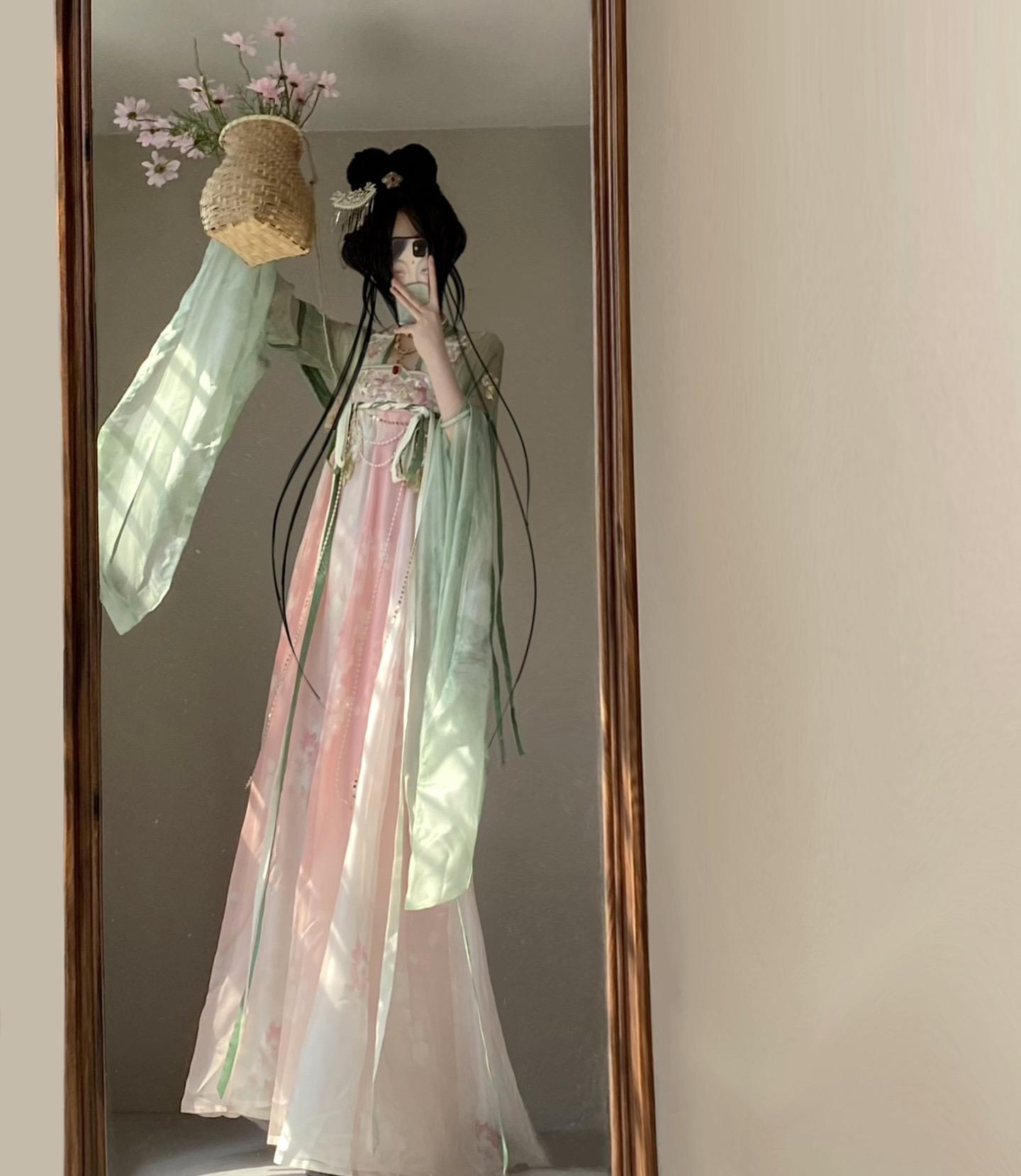 “昭昭云端月此意寄昭昭”