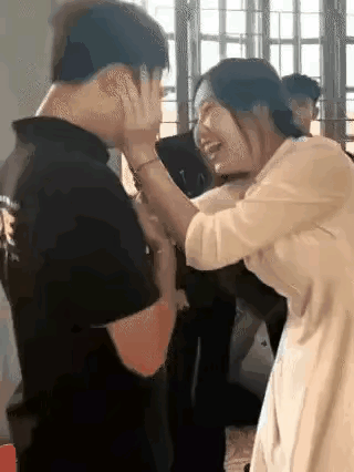 男员工和女同事打闹，被女同事踢着眼睛，女子赶忙道歉。