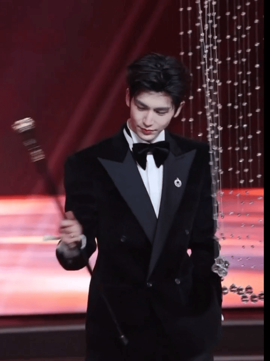 上一次把权杖玩这么帅的还是张凌赫内娱帅哥和权杖的适配度简直拉满！张凌赫持杖走秀矜