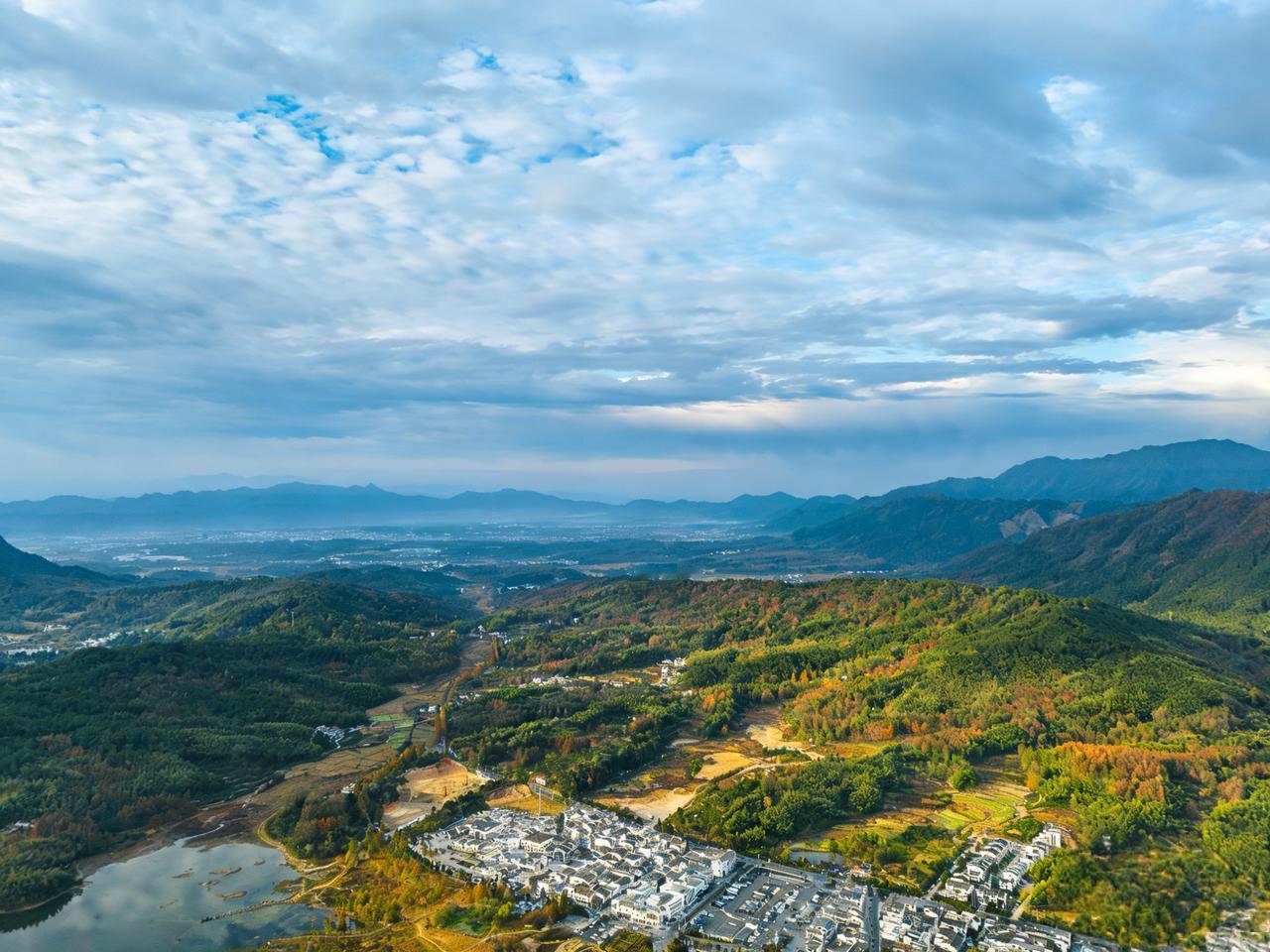 在宏村附近拍的，这个地方我经常去，每个季节有每个季节的风景，都是非常漂亮的，尤其