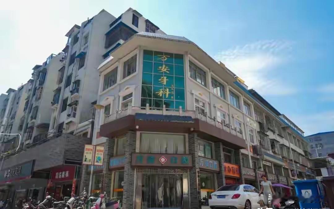 建设街老楼犹在，东方红照相馆的光影，却已流转了半个多世纪。1970年定名的那一刻