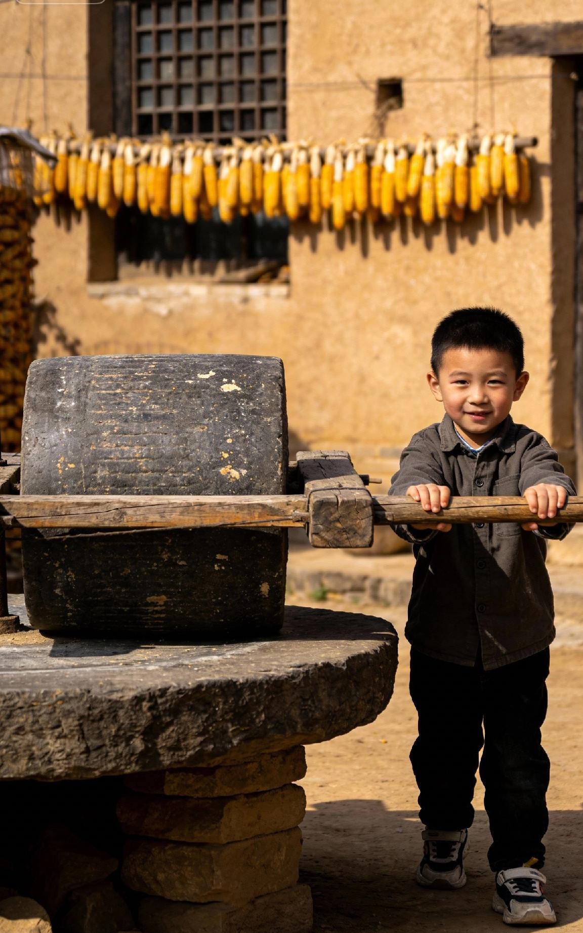 我小时候推过石磨

小时候推过石磨，那经历至今难忘。上世纪六七十年代，在农村推石