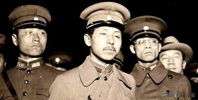 晚年张学良接受史学家唐德刚口述访谈时坦言，此生有一件事长久萦绕心头，十分懊悔。1