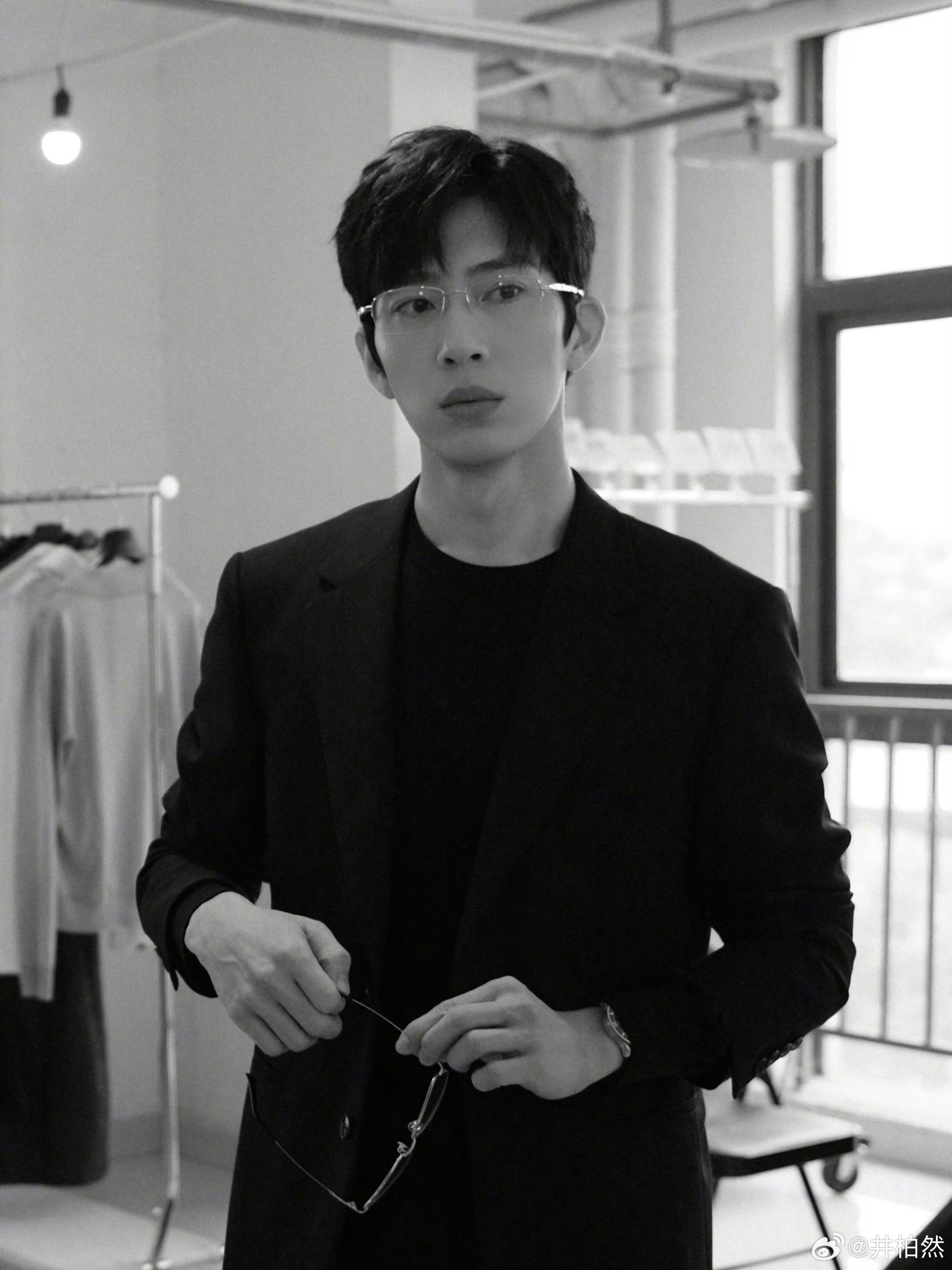 搞不懂为什么现在的剧，为了的凸显男主是精英就天天都穿着西装革履+金丝眼镜的，工作