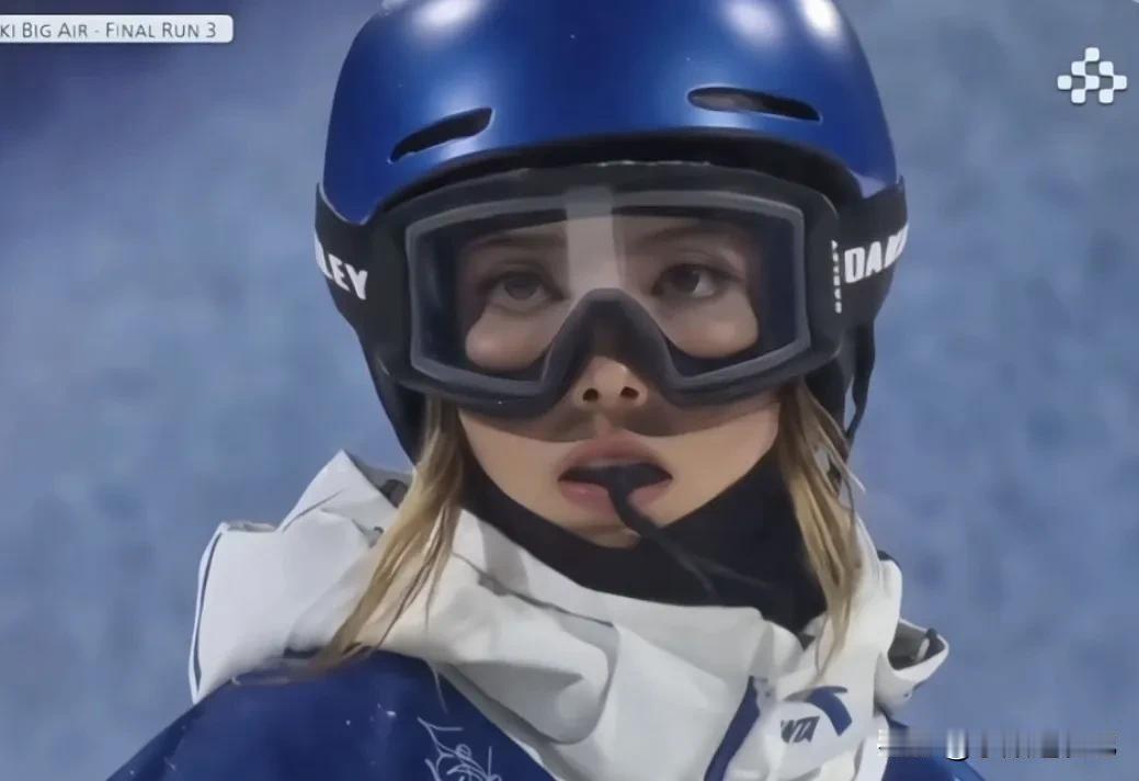 谷爱凌咬着护齿参加比赛，并不是因为怕碰掉牙，而是她对安全的重视。

咬着护齿参加