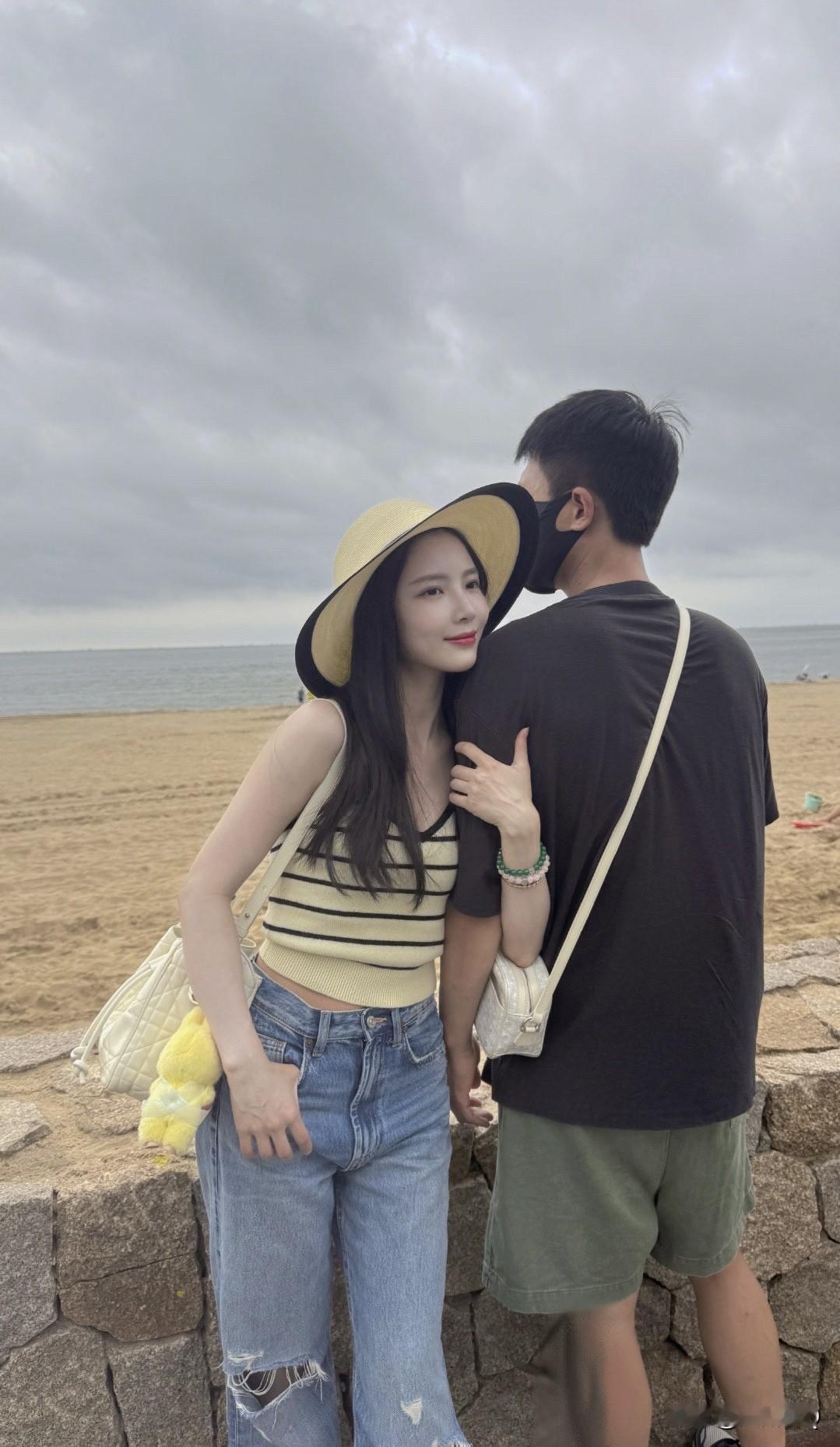 又是戴口罩又是展示背影，杜淳也太不配合王灿拍照了，让王灿好尴尬～
