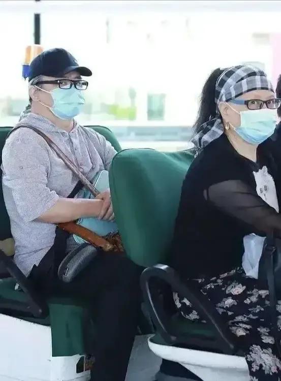 哈哈哈，一定是发现有人偷拍，引起夫妻二人的警觉。捂得再严实，也挡不住粉丝的火眼金