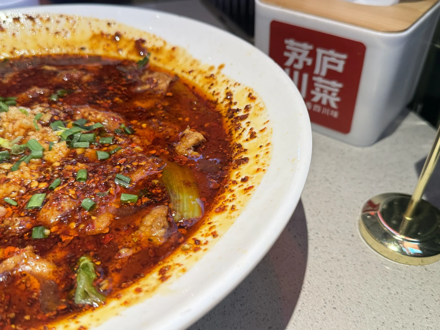 ✔️甜皮鸭很惊艳！外皮是焦脆的甜,混合着皮下鸭肉咸香的汁水,咸甜适宜一...
