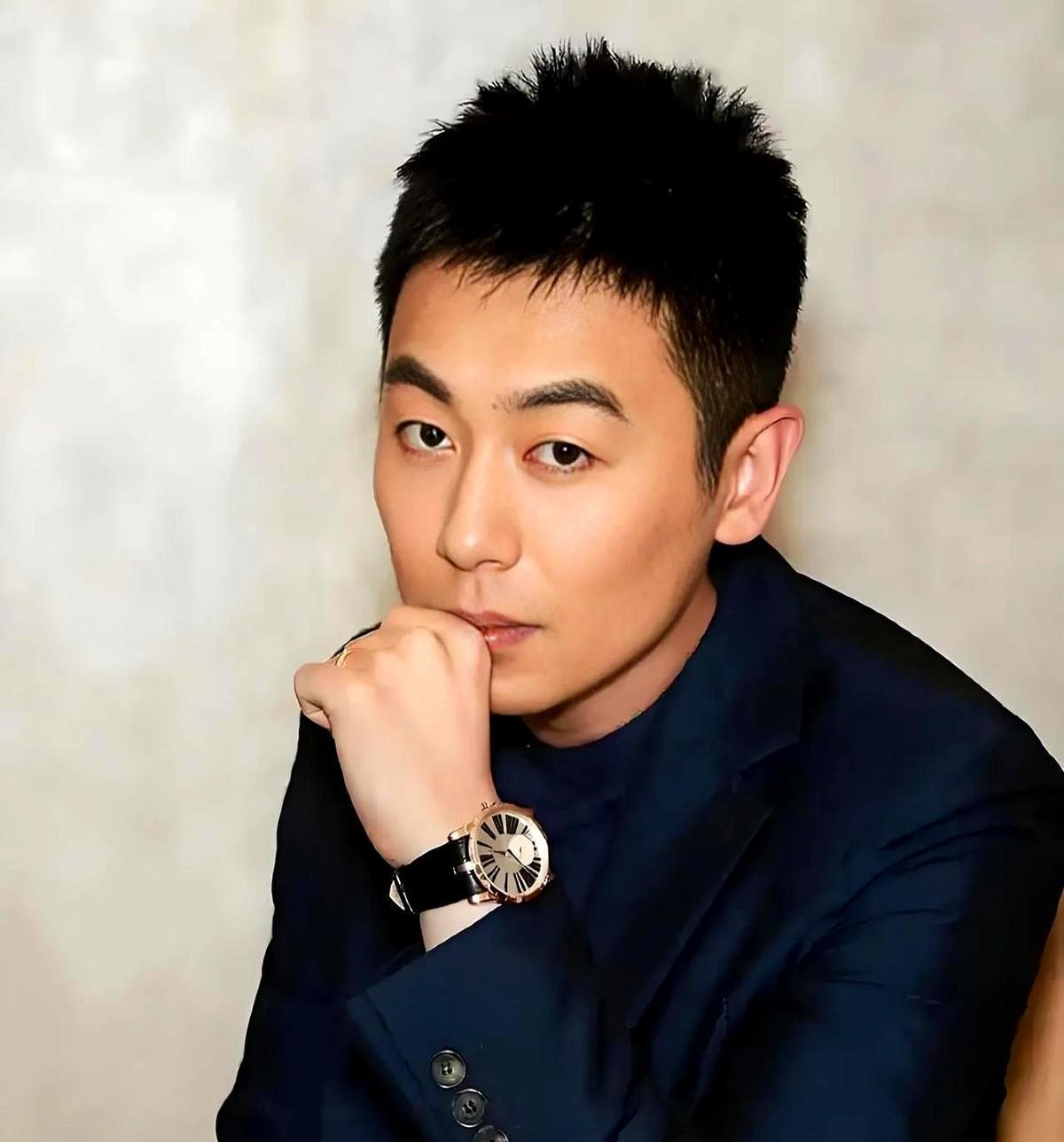 40岁，主动砍掉自己90%的片约。
朱亚文就这么干了。
别人疯狂轧戏，他把自己摁