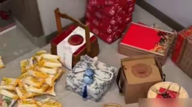 浙江这位大哥的操作在网上火了，网上花17块钱买个精致的空月饼礼盒，再装上好吃的散