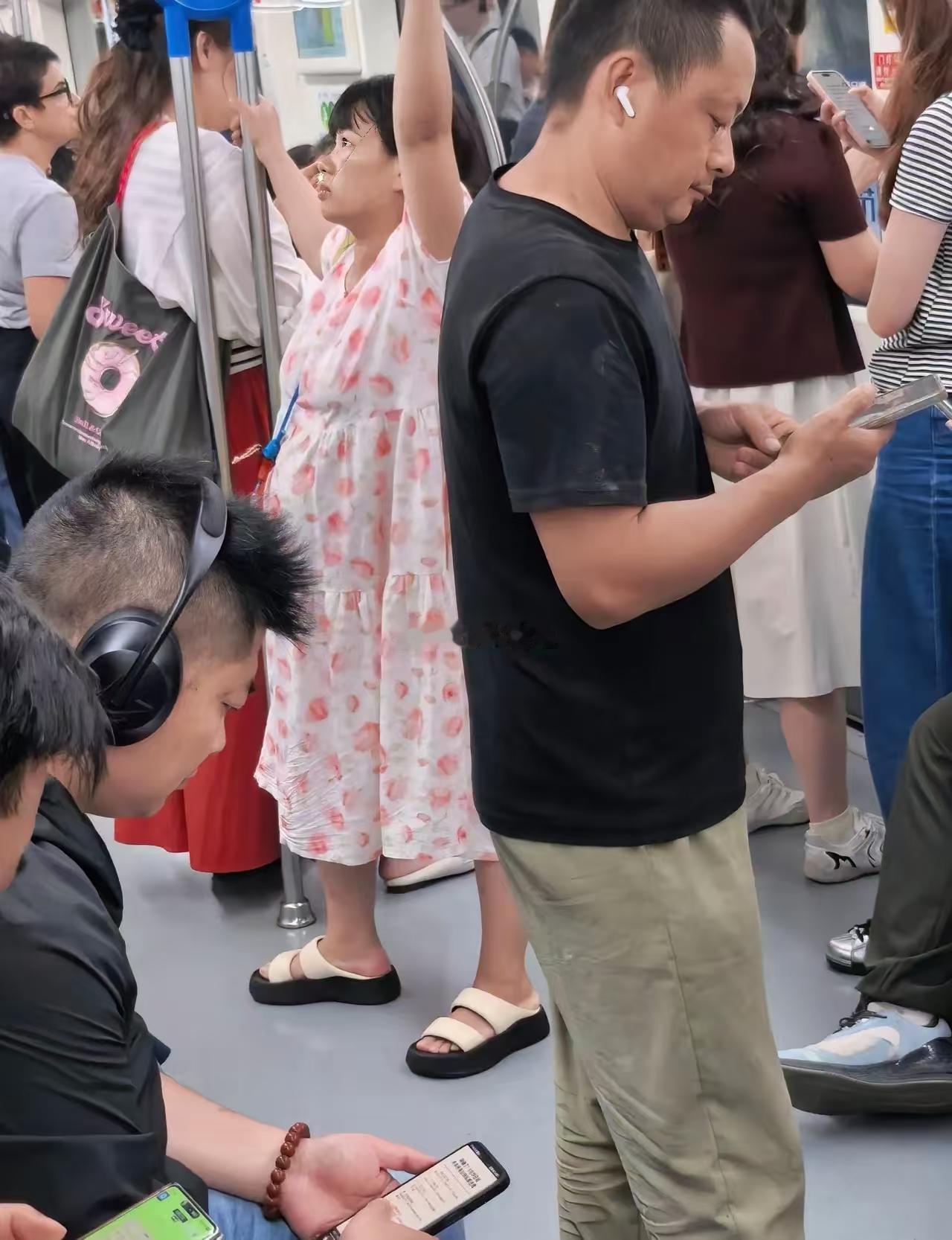 没有一个人给孕妇让坐。现在人们观念己经改变了，都是精致利己主义，你可以让座，但你