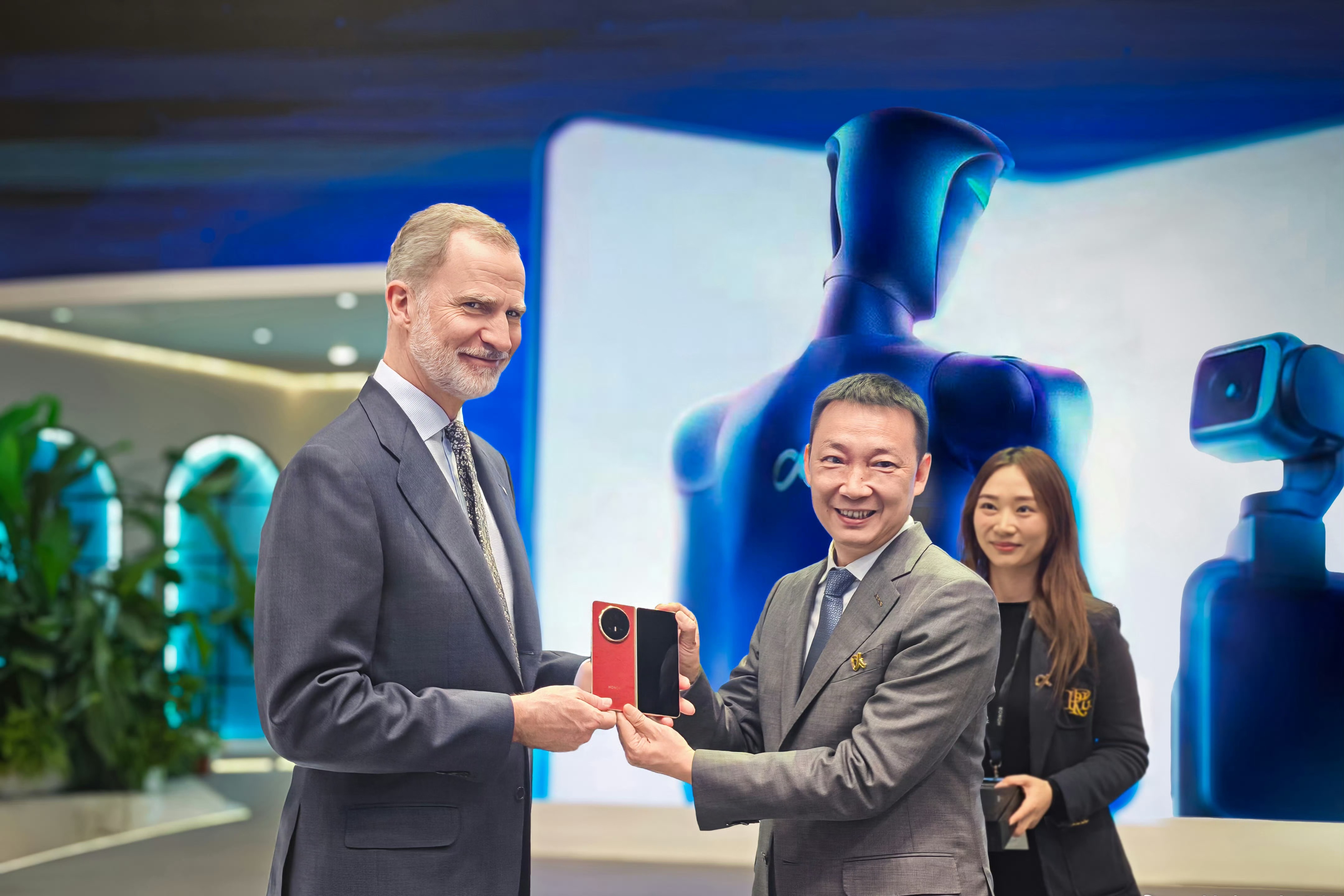 西班牙国王收到荣耀MagicV6 3月3日，西班牙国王费利佩六世现身巴塞罗那MW