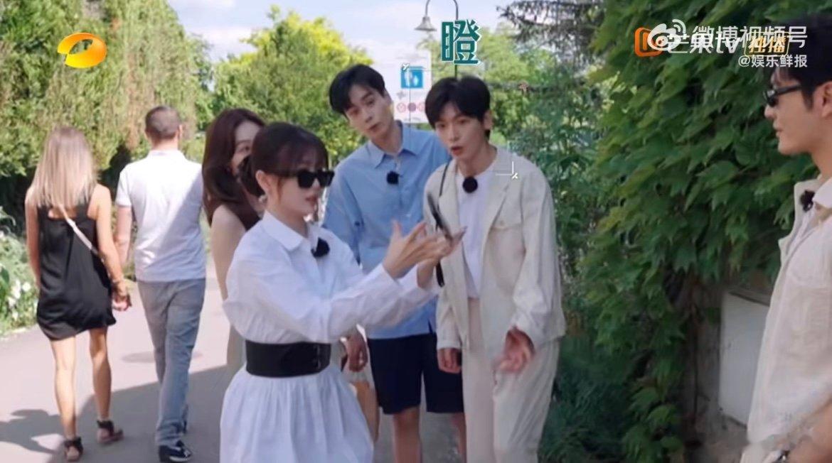 虞书欣自创旋转运镜 谁懂啊！虞书欣拍照突发奇想搞旋转运镜，手机飞在空中那刻，翟潇