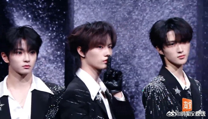 张子墨红毯上还在嘘 捕捉2025微博之夜红毯可爱瞬间！走红毯全程还在嘘，看一次笑