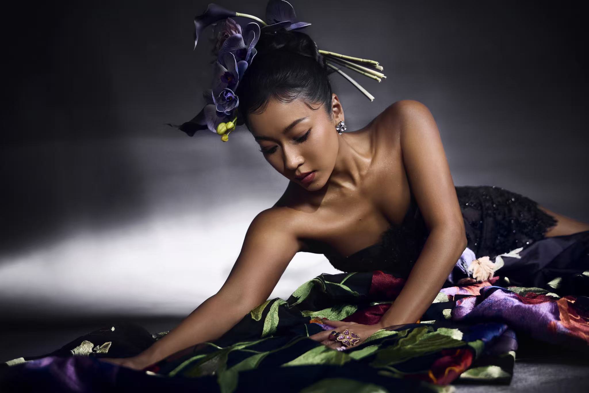 吉克隽逸 露肤度高不等于擦边有博主发文“吉克隽逸的穿搭布料都挺少的，算是一种擦边