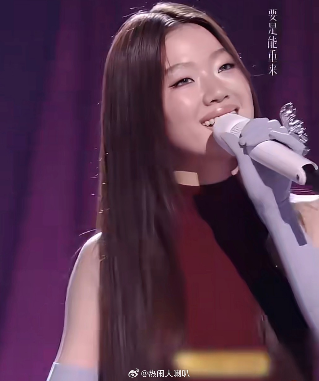 人民日报曾评单依纯李白改编争议她唱这歌让我想到了一个词“尬歌”就如尬舞一样令人尴