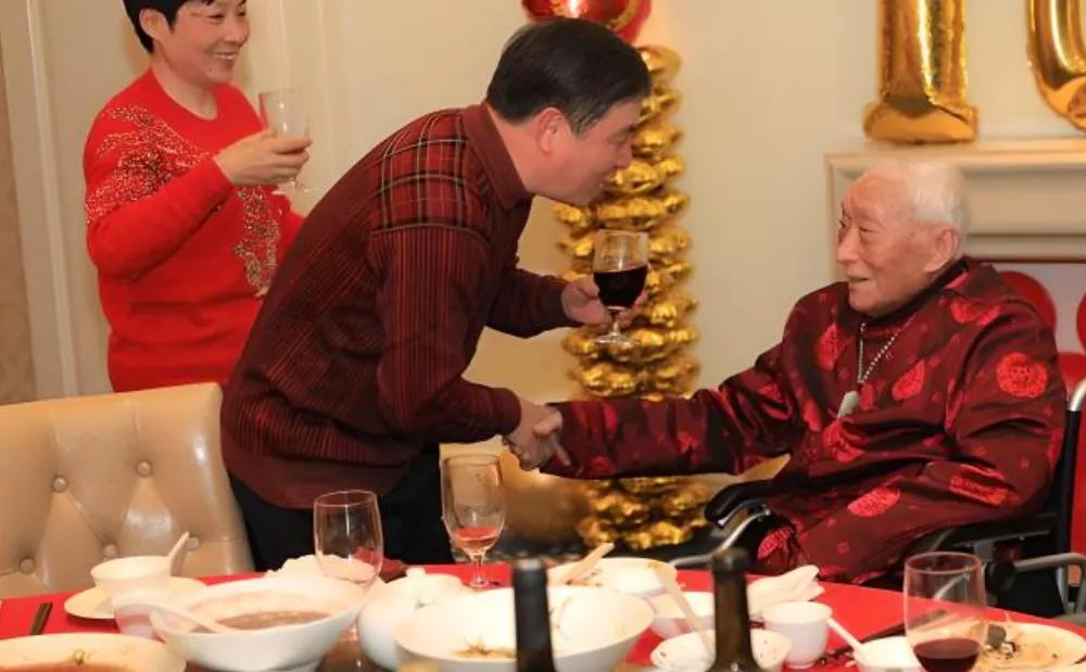 “寒透了心”，父亲70岁寿辰摆酒席，我准备了3天，每桌12道菜、1瓶特色白酒和1