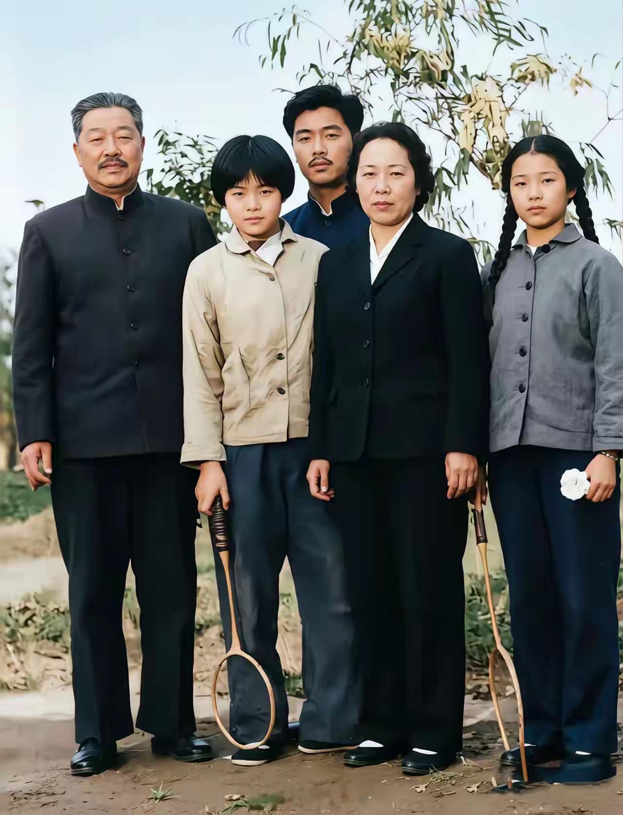1964年，贺龙元帅赴广州视察工作，夫人薛明带着儿女随行，全家人拍下了这张全家福