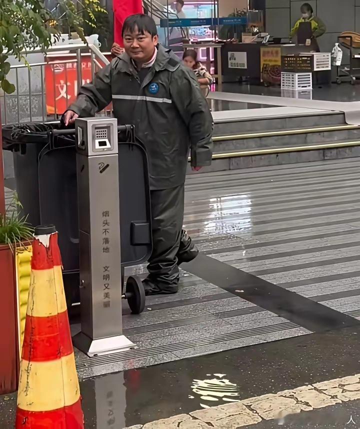 谁能料到，那位身价不菲的大老板，私下里竟和普通人没两样——下雨天在街上徒手擤了把